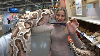 Letty black vadul reszel a nyilvános helyen monster pub 2-vel