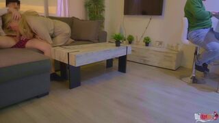 Mostohaanya cumizza a nevelő fia farkát és hátsó lyukba reszelik a férje háta mögött