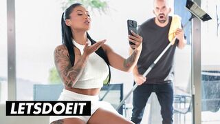 Szenvedélyes Latin Amerikai MILF Mariana Martix Keményen Meghágva az Asszisztens által a LetsDoeIt Csatornán
