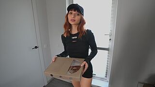 Dögös diáklány futár megette a pizzámat és megbasztam a szűk punciját