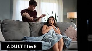 Adult Time bűbájos kalandja - Kimmy Kimm maszturbáláson kapva, de nem tud ellenállni a gigantikus farknak