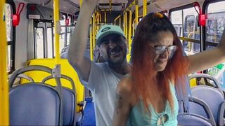 Idegen egyetemista pipit basznak meg a buszon!