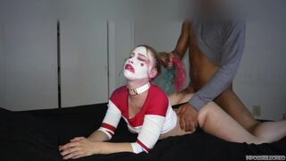 Harley quinn keményen cidázza a óriási kárót és lovagol rajta beleélvezésig éjszakai változatban