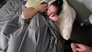 Dupla kicsike tőgyes csoki hajú lányra pisil az ágyban majd pisi áztatta bugyijukban csókolóznak