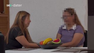 Bombázó érett nő ujjazza a tinédzser lesbi puncit, amíg az élvezve élvez
