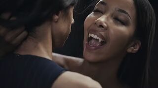 Ebony Vampire Mistress Lia Lin elcsábít egy brazil hatalmas didkós zsenge nőcit a Vampired durva domina játékában