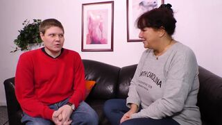 Vörös hajú milf gigászi mellekkel leszopja a kukit és hagyja hogy keményen megdugják