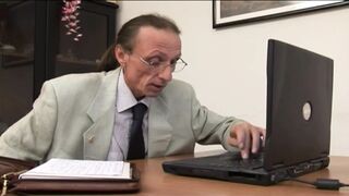 Örömlány MILF titkárnő orálozza ki a mocskos főnökét