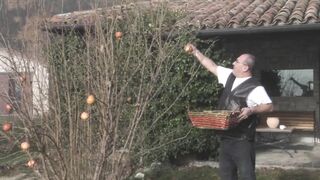 Vonzó világos szőke fiatal amatőr popsiba tolva és szájba lőve óriási farasszal