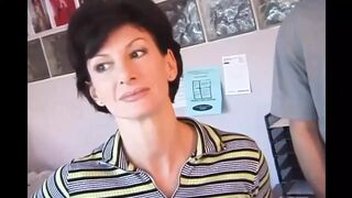 Sharon Mitchell feleségként cumizza és segg lyukba veszi Mark Wood farkát retro stílusban