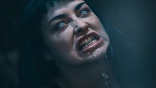 Szexy Kék Hajú Punk Pipi Átváltozása - Jewelz Blu a Parasited Csatornán Vadul Mag Numb-bal