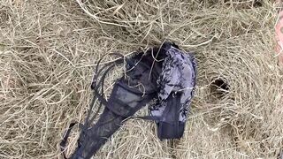 Óriási popós korosodó nő orálozza a paraszt farkát a disznóólban
