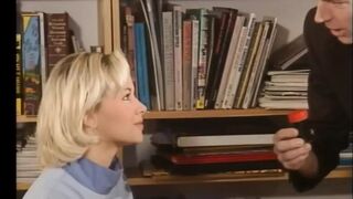 Tömjük tele a seggüket óriási farokkal retro pornó teljes filmben