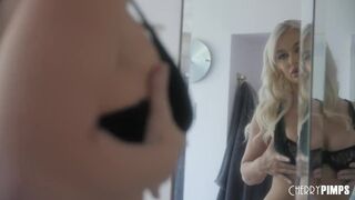 Óriási Cickós Világos Szőke Milf Mélytorok Akcióban a Cherry Pimps Csatornán